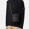 Beuteltasche mit mehreren Taschen und Reißverschluss oben.