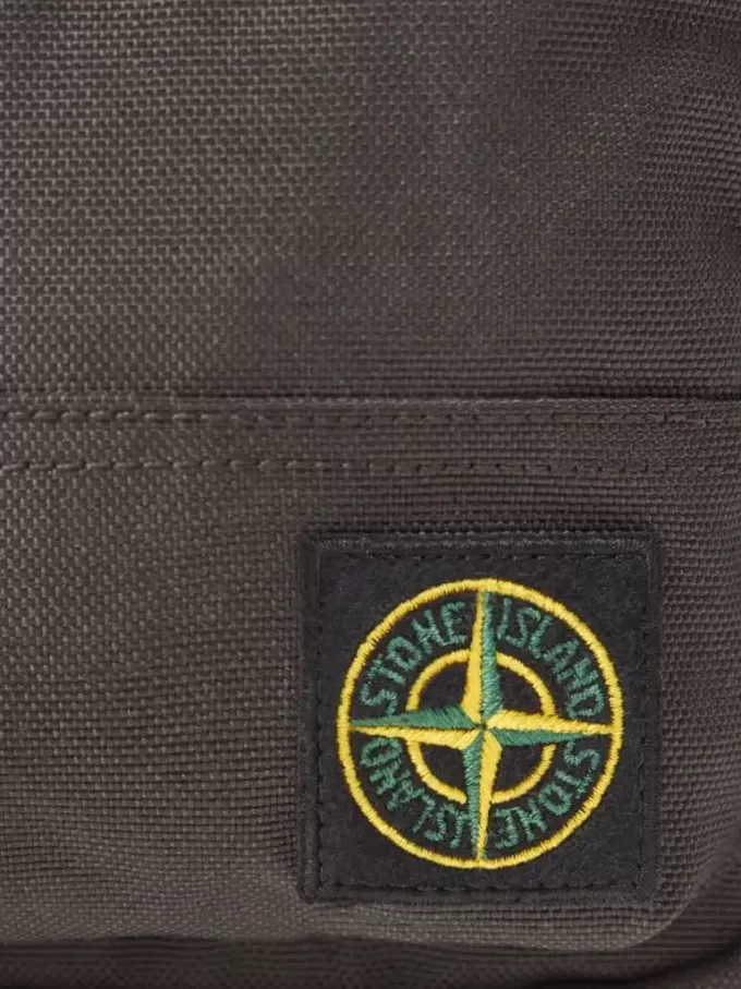 Beuteltasche mit mehreren Taschen und Reißverschluss oben.