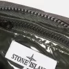 Beuteltasche mit mehreren Taschen und Reißverschluss oben.