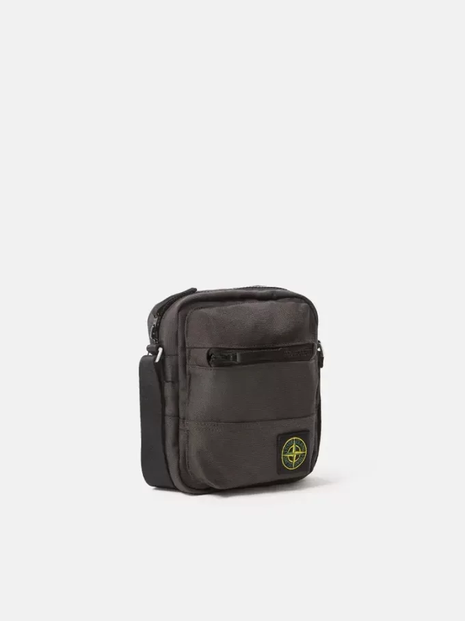 Beuteltasche mit mehreren Taschen und Reißverschluss oben.