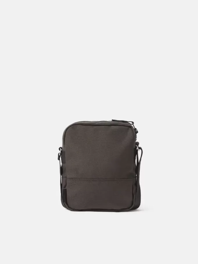 Beuteltasche mit mehreren Taschen und Reißverschluss oben.
