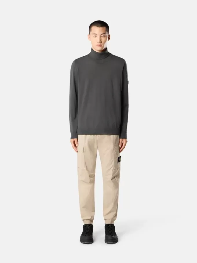 Cargohose mit normaler, konischer Passform und Reißverschlusstaschen.