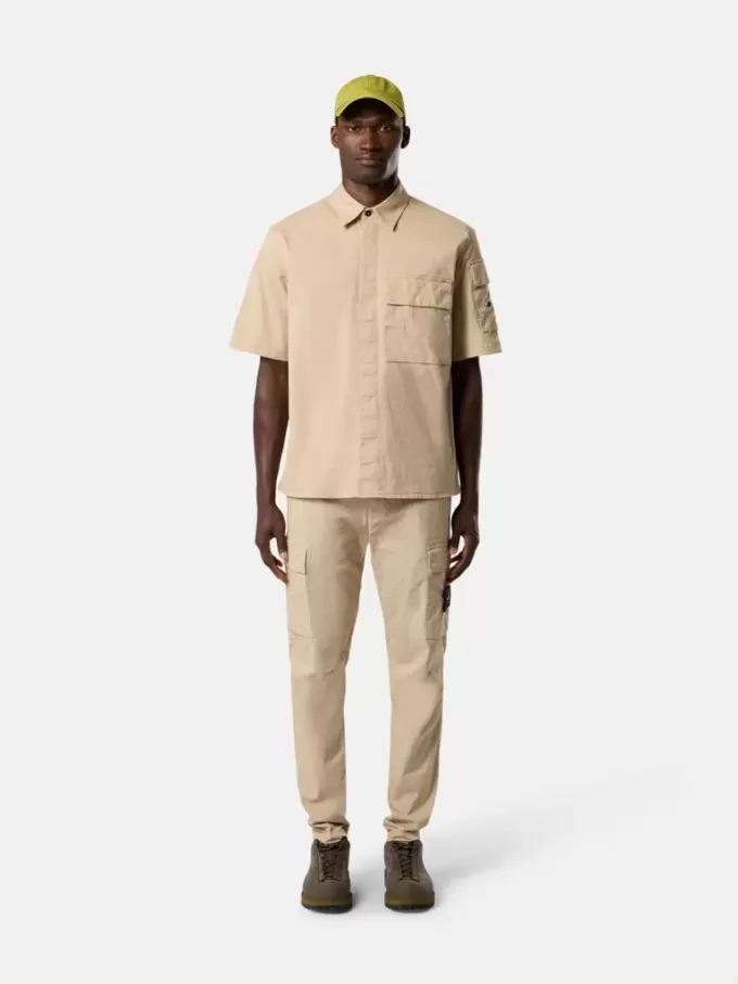 Cargohose mit normaler, konischer Passform und Reißverschlusstaschen.