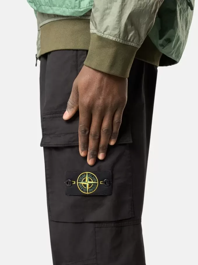 Cargohose mit normaler, konischer Passform und Reißverschlusstaschen.