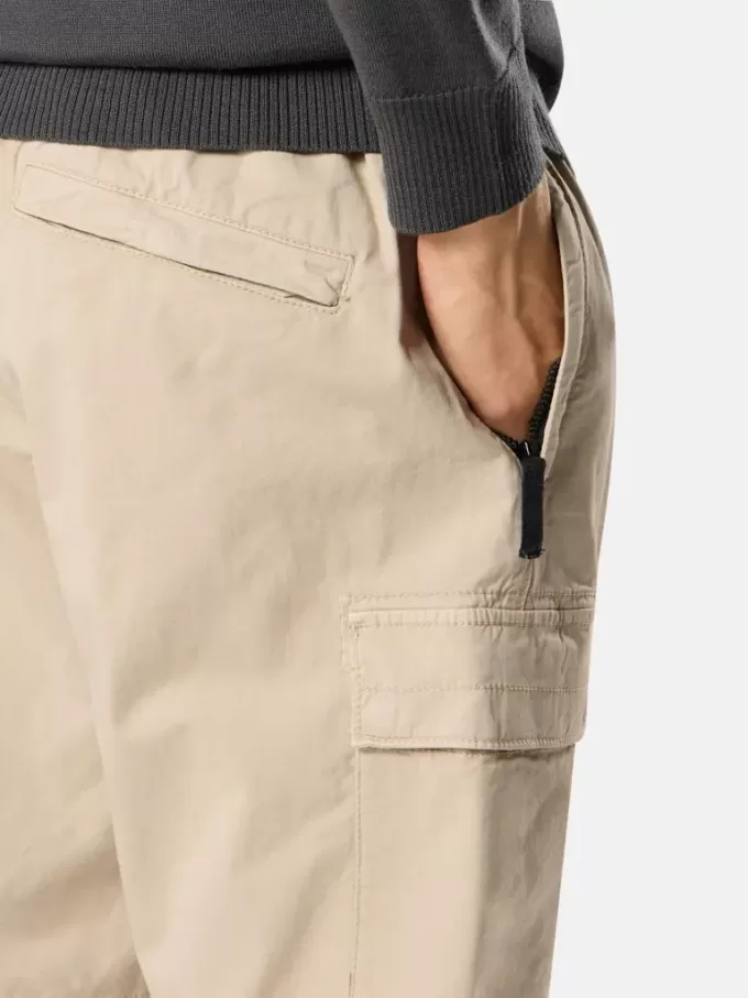 Cargohose mit normaler, konischer Passform und Reißverschlusstaschen.