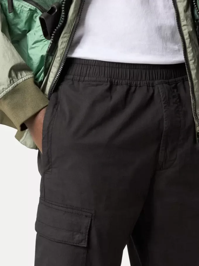 Cargohose mit normaler, konischer Passform und Reißverschlusstaschen.