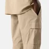 Cargohose mit normaler, konischer Passform und Reißverschlusstaschen.