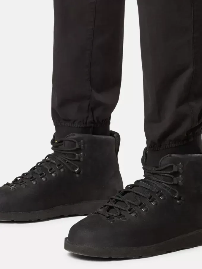 Cargohose mit normaler, konischer Passform und Reißverschlusstaschen.