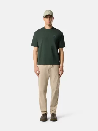 Chino-Hose in regulärer Passform mit Taschen und Compass-Aufnäher.