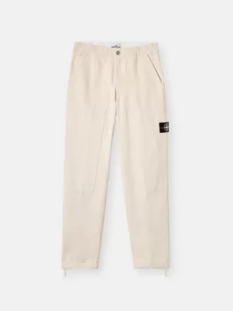 Chino-Hose mit lockerer Passform und elastischem Bund.