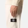 Chino-Hose mit lockerer Passform und elastischem Bund.