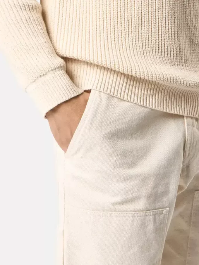 Chino-Hose mit lockerer Passform und elastischem Bund.