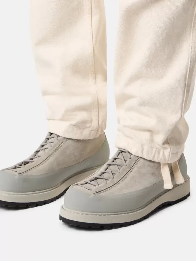 Chino-Hose mit lockerer Passform und elastischem Bund.