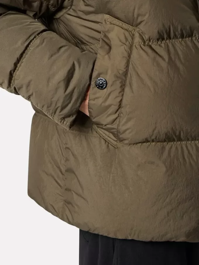 Daunenjacke mit Windschutz