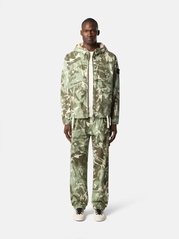 Kapuzenjacke mit Camouflage-Print und Anti-Drop-Beschichtung