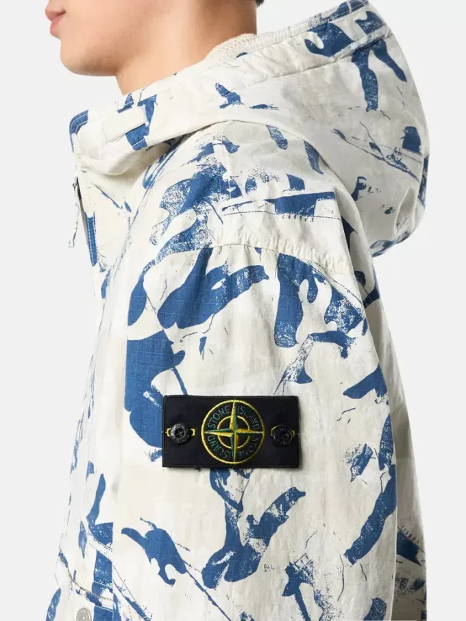 Kapuzenjacke mit Camouflage-Print und Anti-Drop-Beschichtung