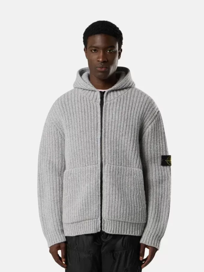 Kapuzenpullover mit Reißverschluss, Taschen und Fischerrippenmuster.