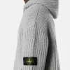 Kapuzenpullover mit Reißverschluss, Taschen und Fischerrippenmuster.