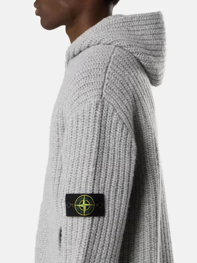 Kapuzenpullover mit Reißverschluss, Taschen und Fischerrippenmuster.