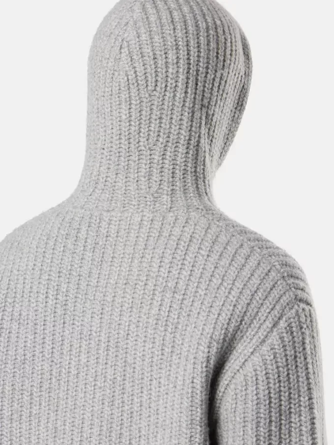 Kapuzenpullover mit Reißverschluss, Taschen und Fischerrippenmuster.