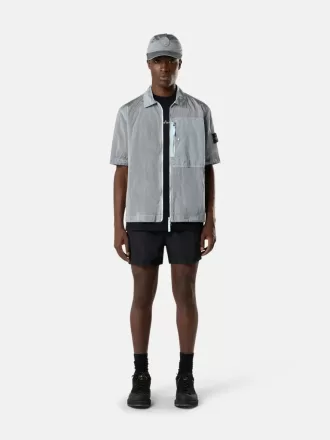 Kurzarmhemd in regulärer Passform mit Brusttasche und Reißverschluss.