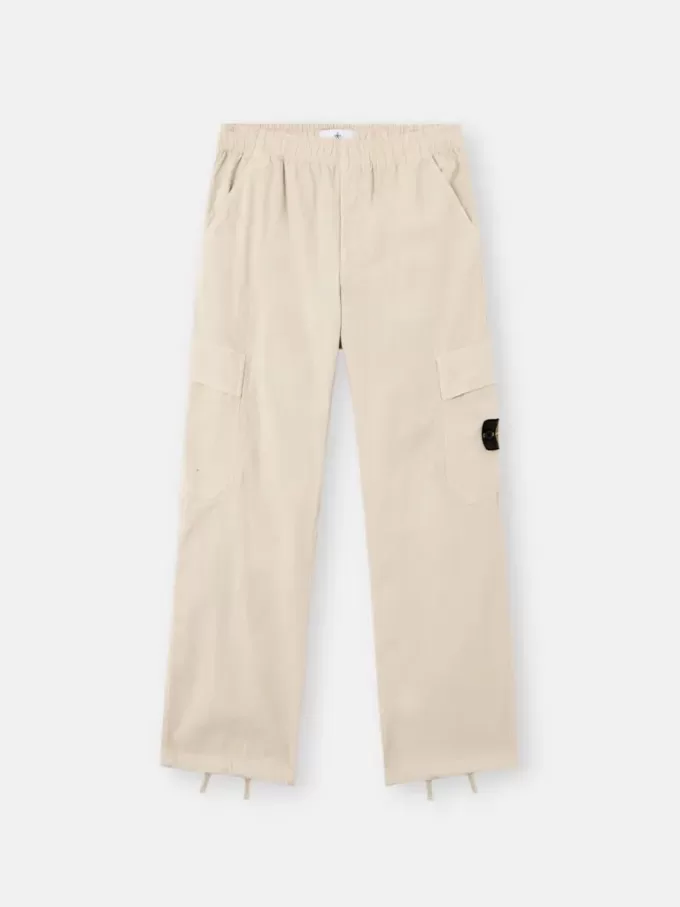 Locker sitzende Cargohose mit Kordelzug am Beinabschluss.