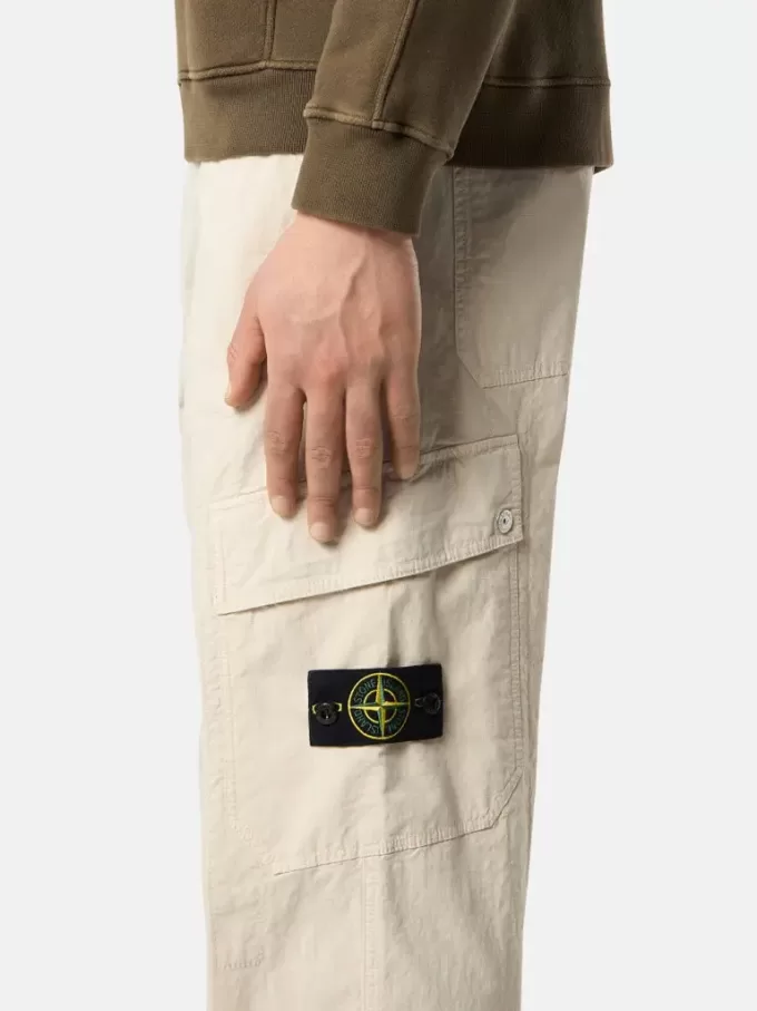 Locker sitzende Cargohose mit Kordelzug am Beinabschluss.