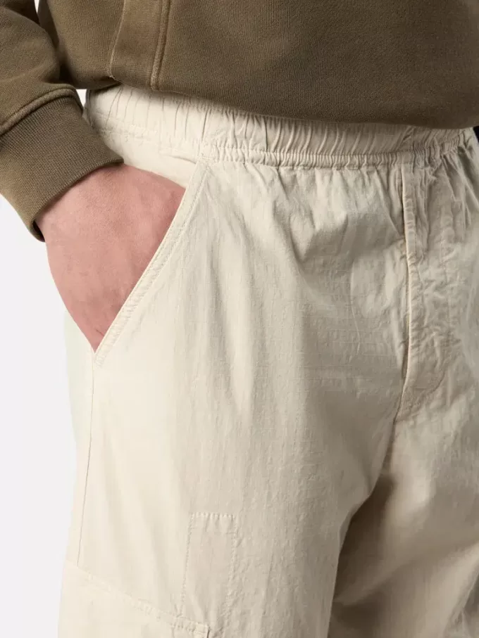 Locker sitzende Cargohose mit Kordelzug am Beinabschluss.