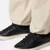 Locker sitzende Cargohose mit Kordelzug am Beinabschluss.