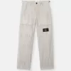 Lockere Cargohose mit verstellbaren Taillenriemen.