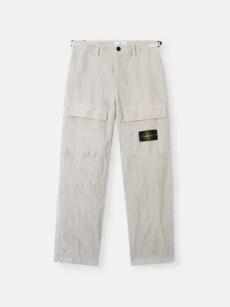 Lockere Cargohose mit verstellbaren Taillenriemen.