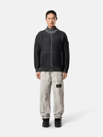 Lockere Cargohose mit verstellbaren Taillenriemen.