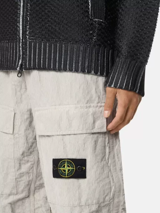 Lockere Cargohose mit verstellbaren Taillenriemen.
