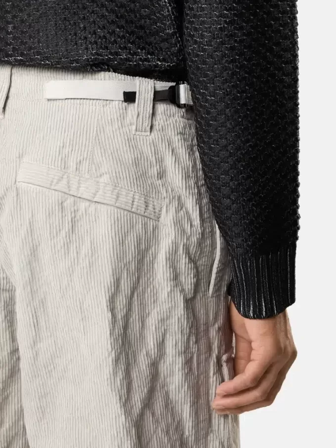 Lockere Cargohose mit verstellbaren Taillenriemen.