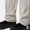 Lockere Cargohose mit verstellbaren Taillenriemen.