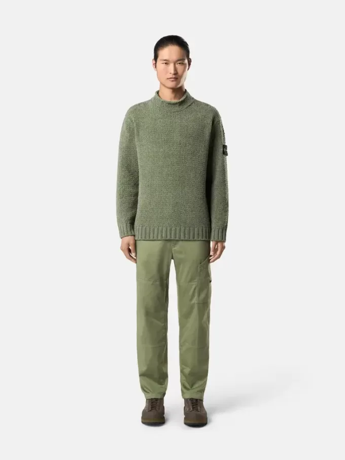 Pullover mit Stehkragen und Ziernähten