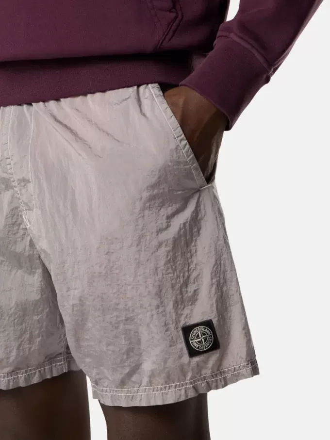 Regular-Fit-Badeshorts mit Taschen und Mesh-Futter.