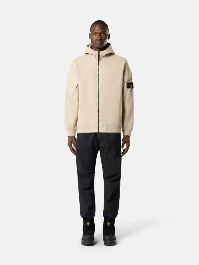Regular-Fit-Sweatshirt mit Kapuze und Reißverschluss sowie Ärmeltaschen.