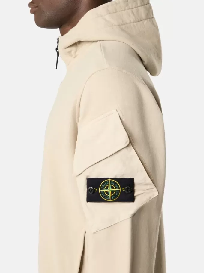 Regular-Fit-Sweatshirt mit Kapuze und Reißverschluss sowie Ärmeltaschen.