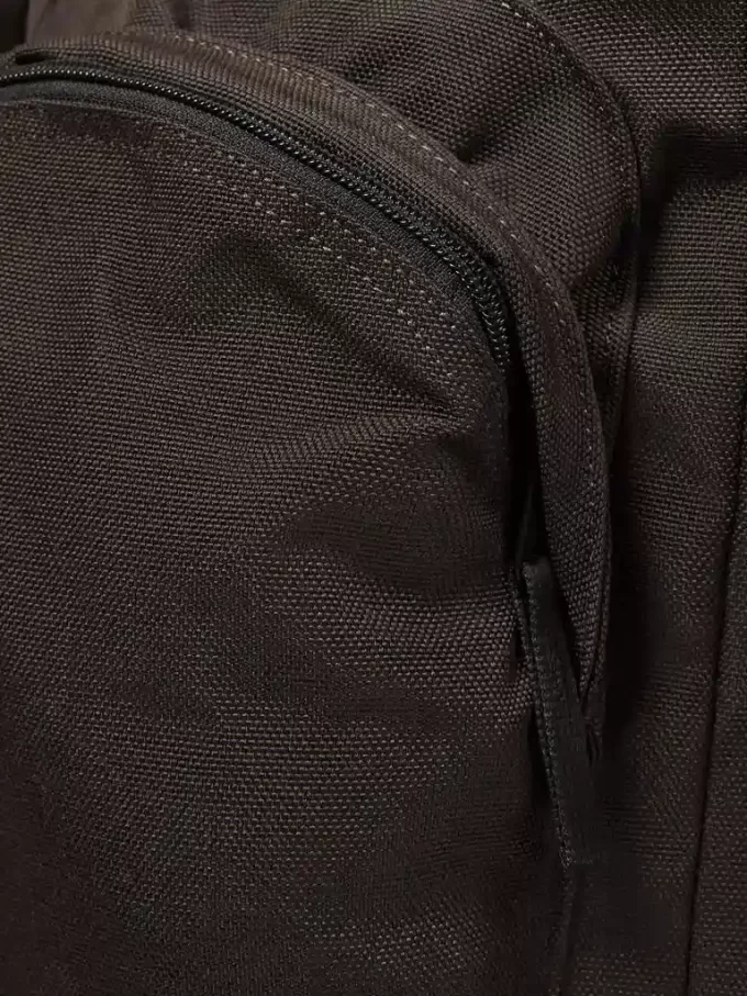 Rucksack mit mehreren Taschen und gepolsterten Schultergurten