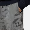 Schmal geschnittene Badeshorts mit Taschen und Mesh-Futter