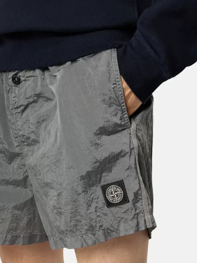 Schmal geschnittene Badeshorts mit Taschen und Mesh-Futter