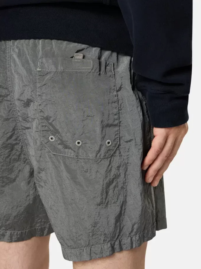 Schmal geschnittene Badeshorts mit Taschen und Mesh-Futter