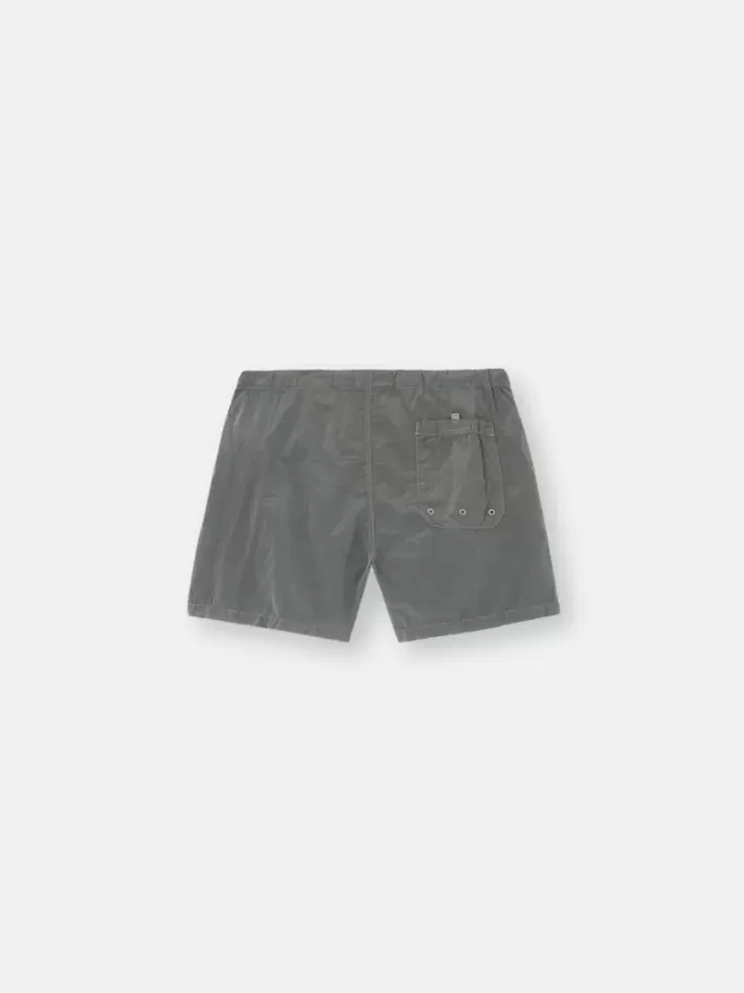 Schmal geschnittene Badeshorts mit Taschen und Mesh-Futter