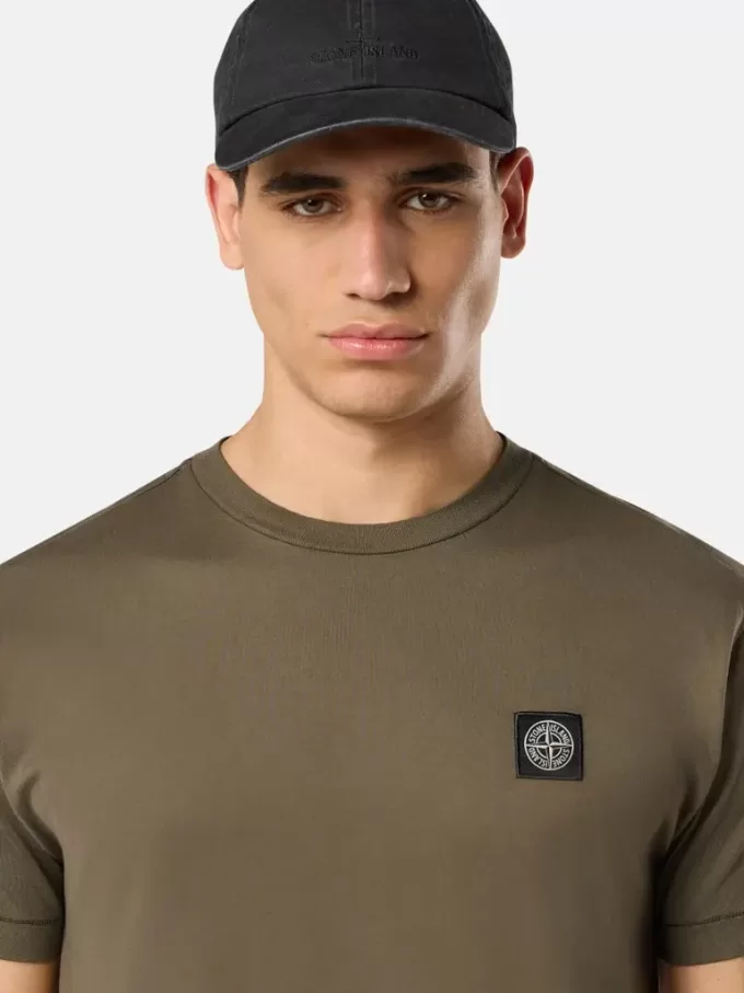 Slim-Fit-T-Shirt mit kurzen Ärmeln und Kompass-Aufnäher