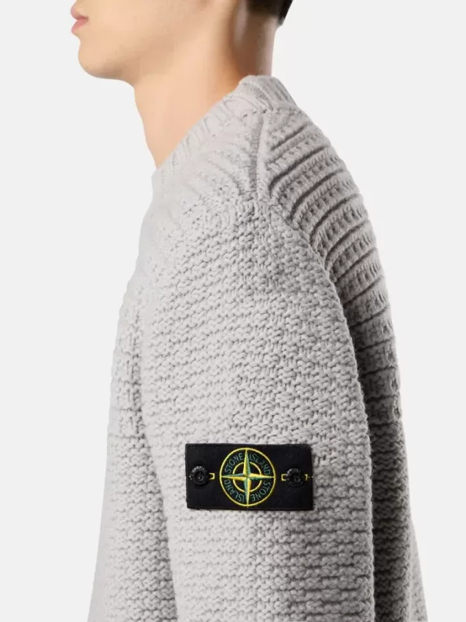 Strickpullover mit hohem Kragen und breiten Rippbündchen