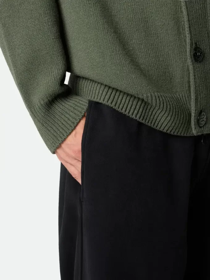 Sweathose in regulärer Passform mit Faltenbalgtasche am Bein.