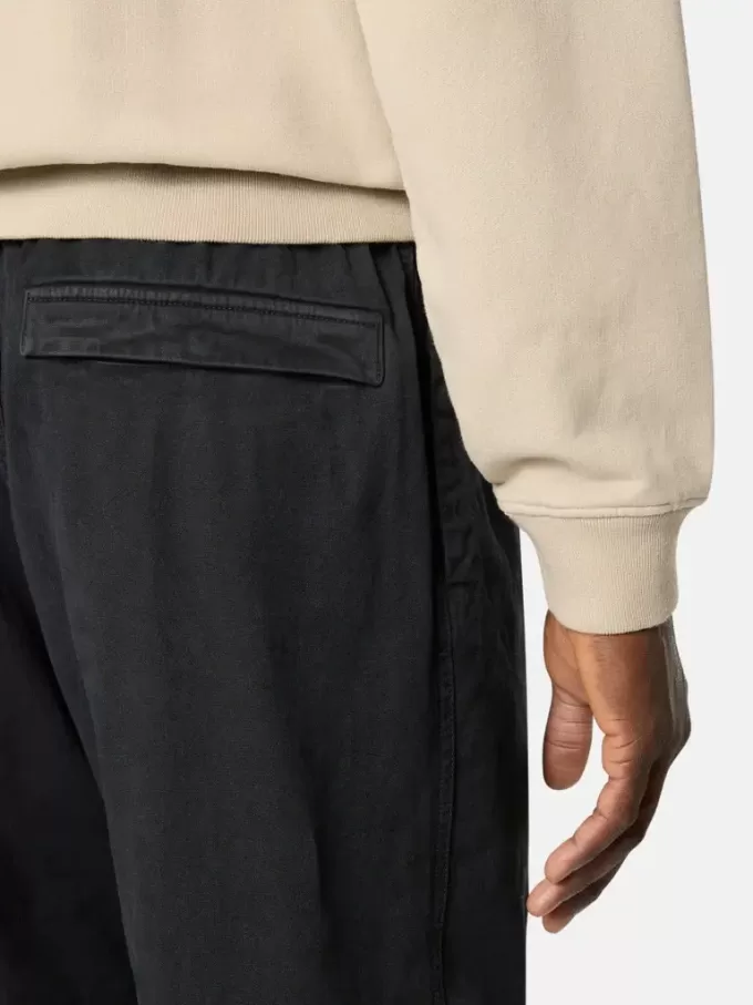 Weit geschnittene Jogginghose mit Druckknopf- und Reißverschlusstaschen